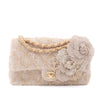 Chanel Timeless Double Flap Bag Handtasche in Medium Größe aus hellbeigem Strohmaterial mit matt goldener Hardware und Blumenverzierung Frontansicht