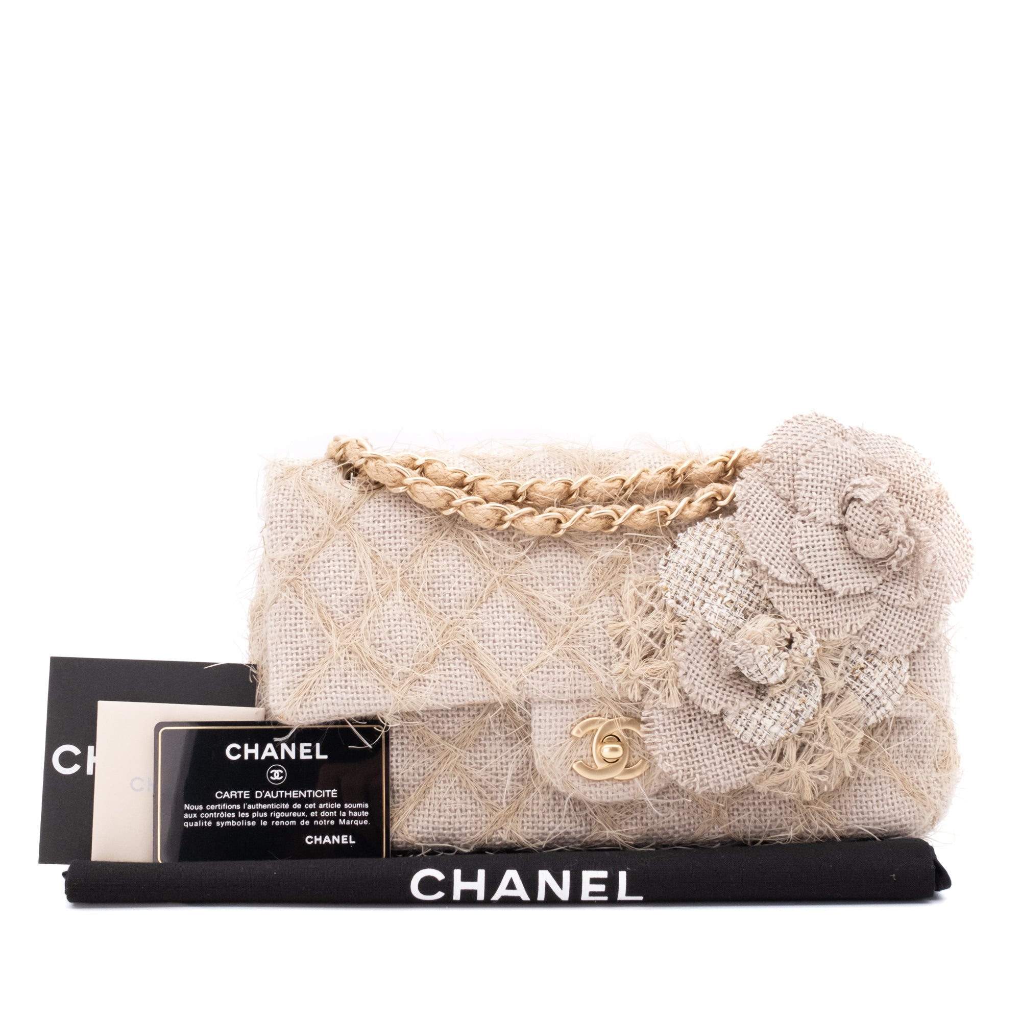 Chanel Timeless Double Flap Bag Handtasche in Medium Größe aus hellbeigem Strohmaterial mit matt goldener Hardware und Blumenverzierung Lieferumfang 
