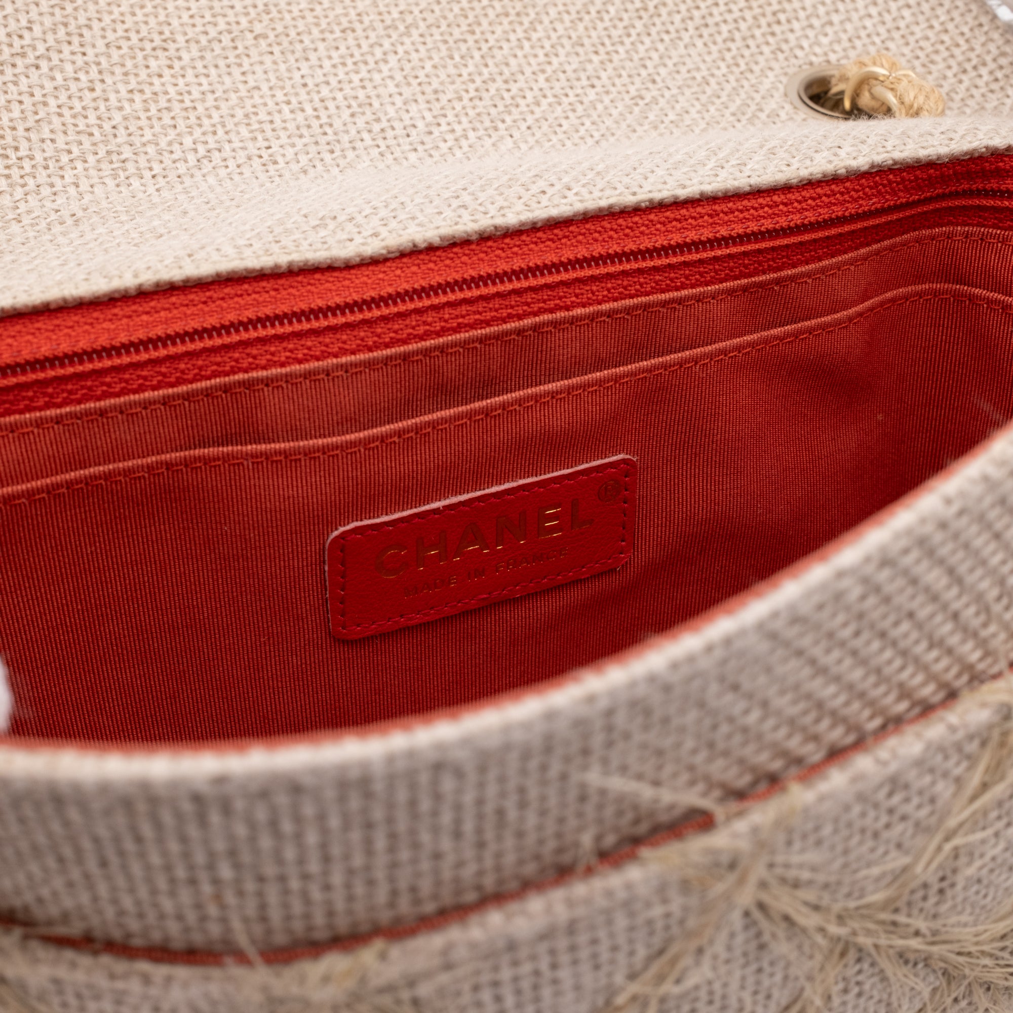 Chanel Timeless Double Flap Bag Handtasche in Medium Größe aus hellbeigem Strohmaterial mit matt goldener Hardware und Blumenverzierung