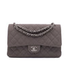 Chanel Classic Timeless Double Flap Bag in Medium Größe aus beige taupe Jersey Material mit silberner Hardware Vorderansicht 