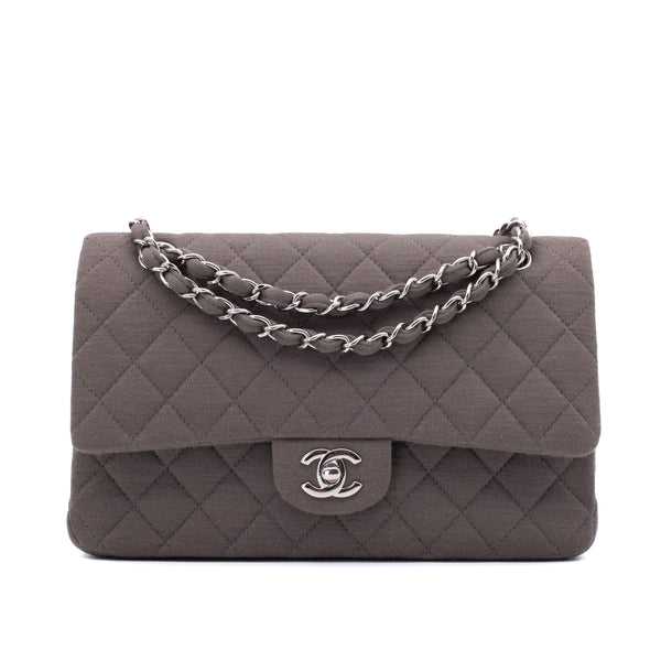 Chanel Classic Timeless Double Flap Bag in Medium Größe aus beige taupe Jersey Material mit silberner Hardware Vorderansicht 