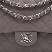 Chanel Classic Timeless Double Flap Bag in Medium Größe aus beige taupe Jersey Material mit silberner Hardware CC Verschluss 