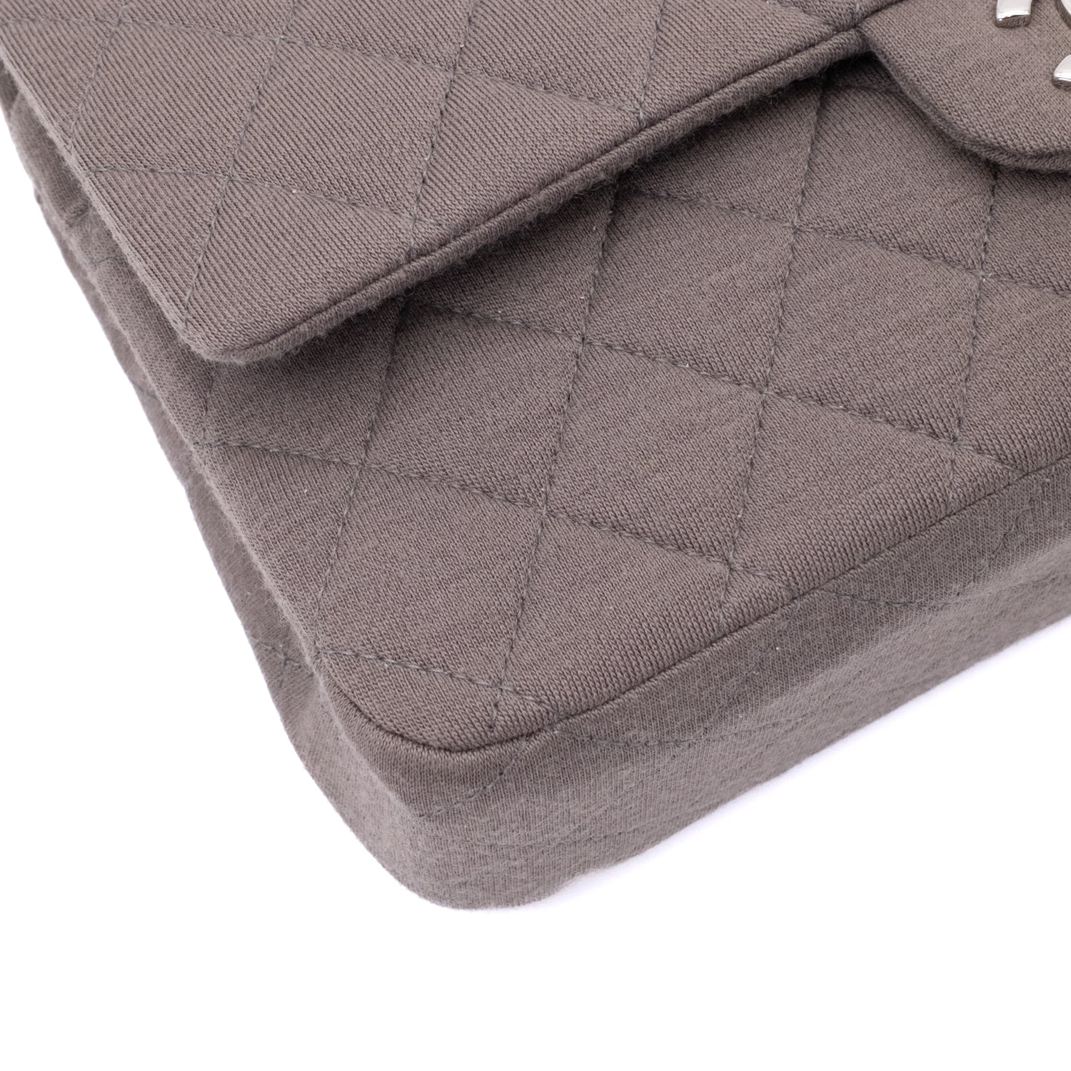 Chanel Classic Timeless Double Flap Bag in Medium Größe aus beige taupe Jersey Material mit silberner Hardware