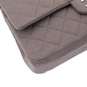 Chanel Classic Timeless Double Flap Bag in Medium Größe aus beige taupe Jersey Material mit silberner Hardware