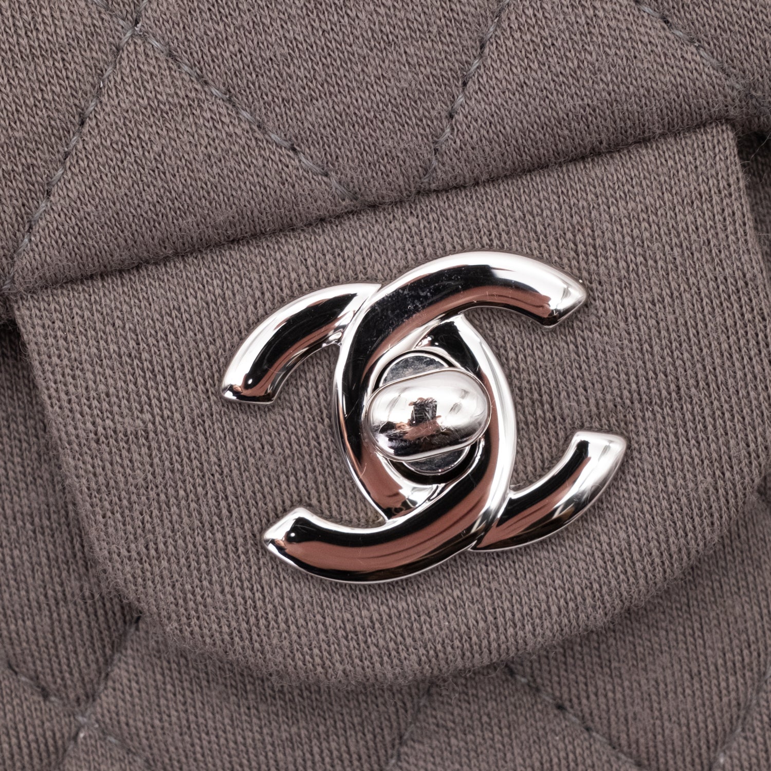 Chanel Classic Timeless Double Flap Bag in Medium Größe aus beige taupe Jersey Material mit silberner Hardware