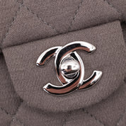 Chanel Classic Timeless Double Flap Bag in Medium Größe aus beige taupe Jersey Material mit silberner Hardware