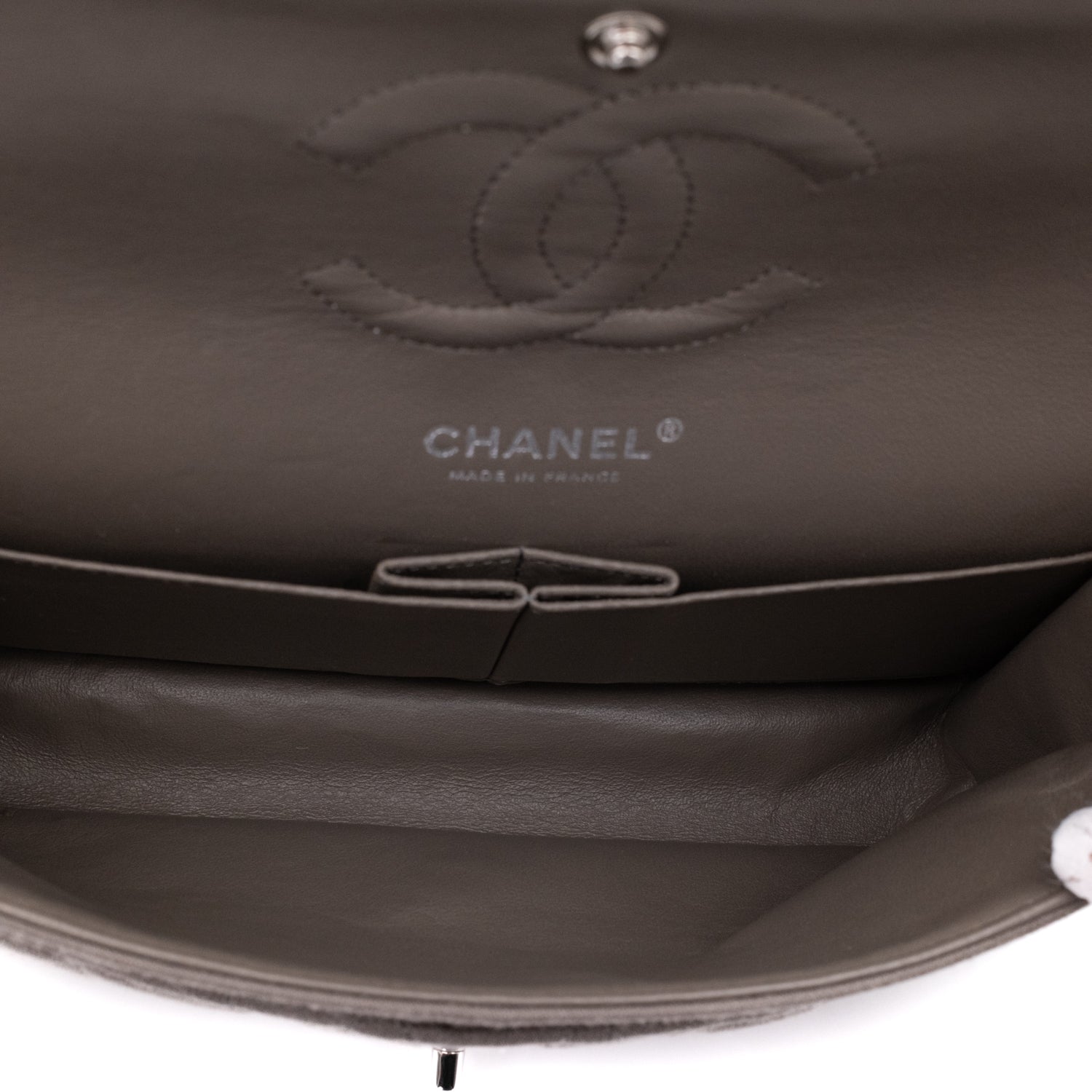 Chanel Classic Timeless Double Flap Bag in Medium Größe aus beige taupe Jersey Material mit silberner Hardware