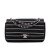 Schwarz Weiss gestreifte Chanel Classic Double Flap Bag in Medium Größe aus Tweed und Ribbon mit silberner Hardware Vorderansicht 