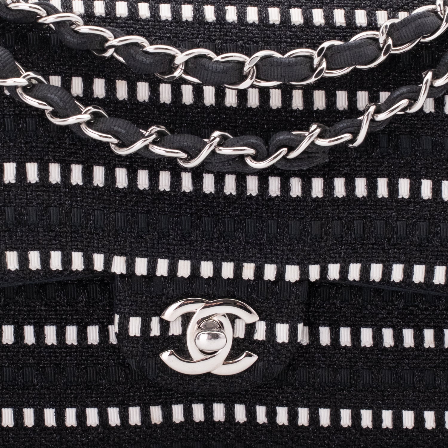Schwarz Weiss gestreifte Chanel Classic Double Flap Bag in Medium Größe aus Tweed und Ribbon mit silberner Hardware CC Verschluss