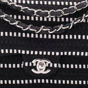Schwarz Weiss gestreifte Chanel Classic Double Flap Bag in Medium Größe aus Tweed und Ribbon mit silberner Hardware CC Verschluss