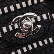 Schwarz Weiss gestreifte Chanel Classic Double Flap Bag in Medium Größe aus Tweed und Ribbon mit silberner Hardware