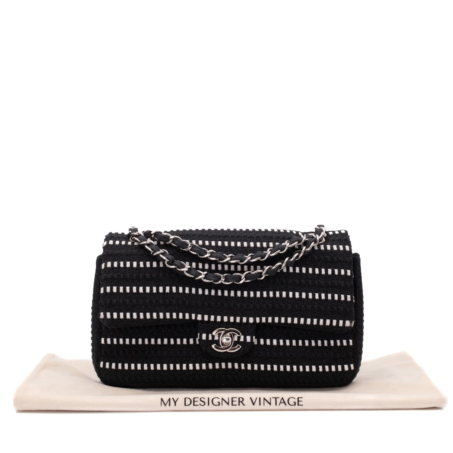 Schwarz Weiss gestreifte Chanel Classic Double Flap Bag in Medium Größe aus Tweed und Ribbon mit silberner Hardware Lieferumfang