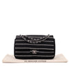 Schwarz Weiss gestreifte Chanel Classic Double Flap Bag in Medium Größe aus Tweed und Ribbon mit silberner Hardware Lieferumfang