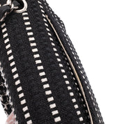 Schwarz Weiss gestreifte Chanel Classic Double Flap Bag in Medium Größe aus Tweed und Ribbon mit silberner Hardware