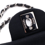 Schwarz Weiss gestreifte Chanel Classic Double Flap Bag in Medium Größe aus Tweed und Ribbon mit silberner Hardware