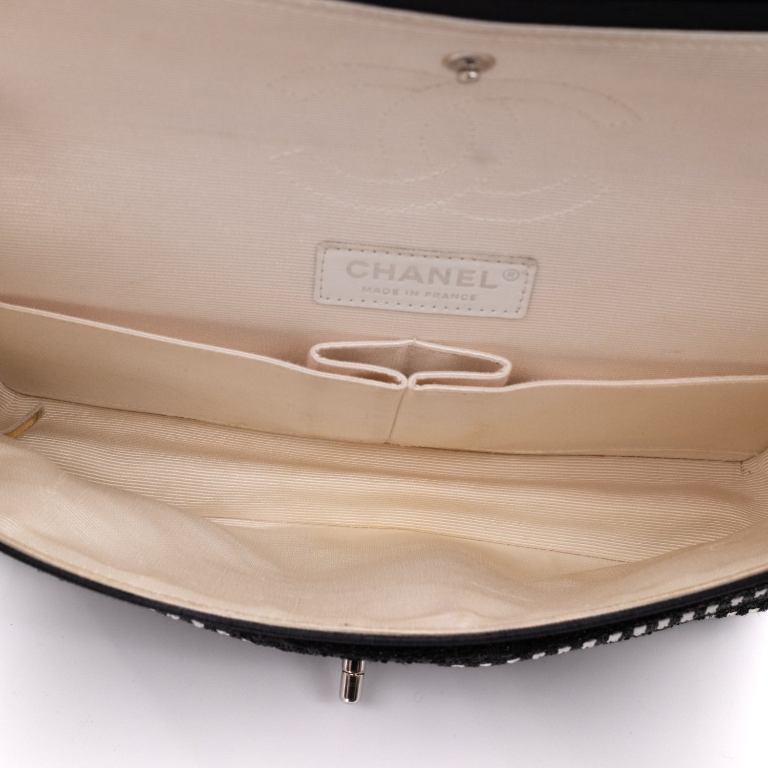 Schwarz Weiss gestreifte Chanel Classic Double Flap Bag in Medium Größe aus Tweed und Ribbon mit silberner Hardware