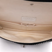 Schwarz Weiss gestreifte Chanel Classic Double Flap Bag in Medium Größe aus Tweed und Ribbon mit silberner Hardware