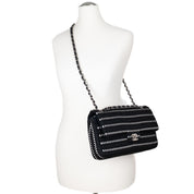 Schwarz Weiss gestreifte Chanel Classic Double Flap Bag in Medium Größe aus Tweed und Ribbon mit silberner Hardware Tragebild