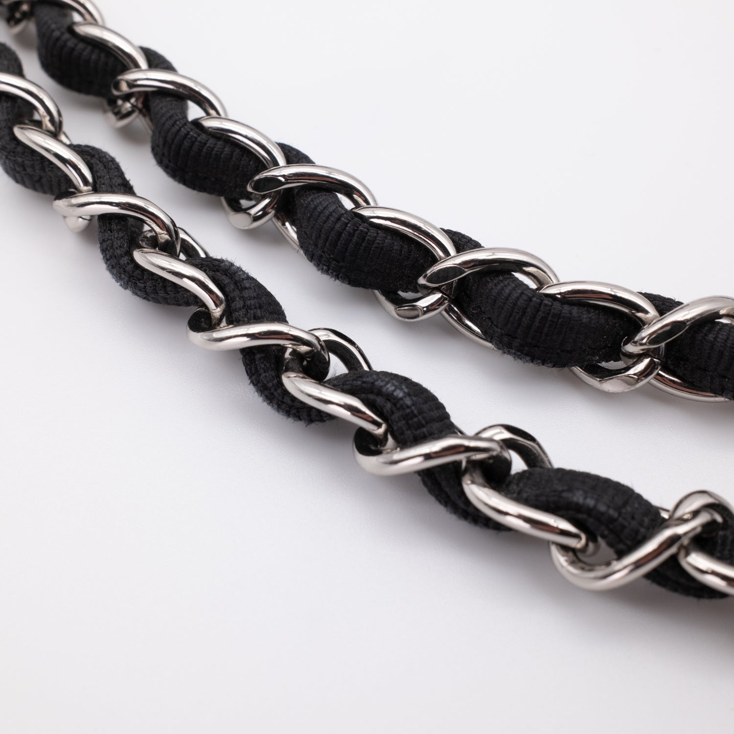 Schwarz Weiss gestreifte Chanel Classic Double Flap Bag in Medium Größe aus Tweed und Ribbon mit silberner Hardware