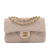 Vintage Chanel Classic Timeless Double Flap Bag in Small Größe aus beigem Leinen Canvas Material mit goldener Hardware Vorderseite