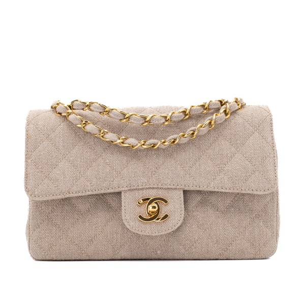 Vintage Chanel Classic Timeless Double Flap Bag in Small Größe aus beigem Leinen Canvas Material mit goldener Hardware Vorderseite