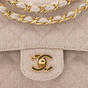Vintage Chanel Classic Timeless Double Flap Bag in Small Größe aus beigem Leinen Canvas Material mit goldener Hardware CC Verschluss