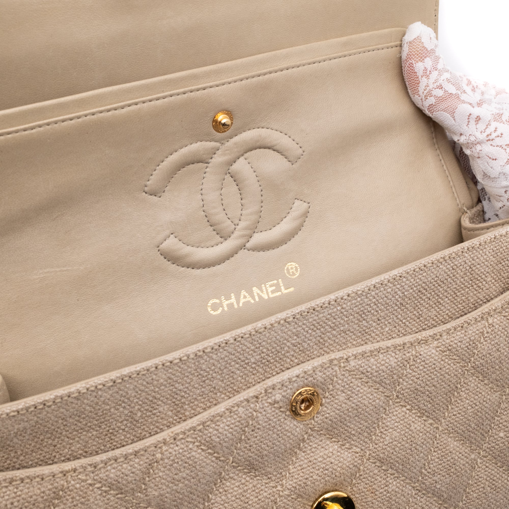 Vintage Chanel Classic Timeless Double Flap Bag in Small Größe aus beigem Leinen Canvas Material mit goldener Hardware