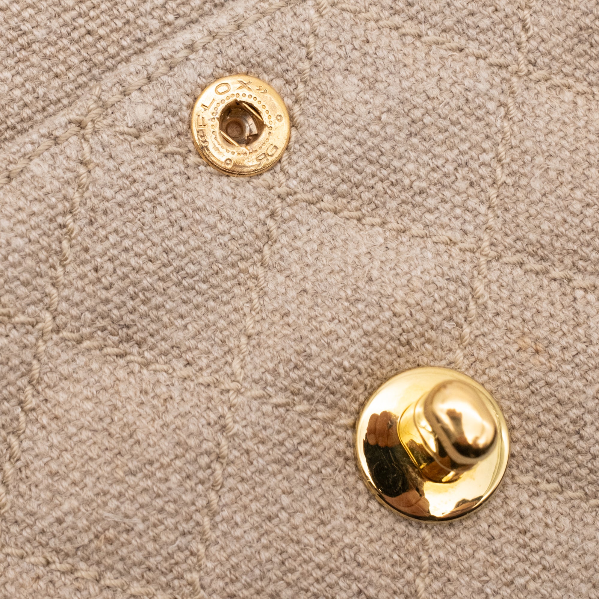 Vintage Chanel Classic Timeless Double Flap Bag in Small Größe aus beigem Leinen Canvas Material mit goldener Hardware