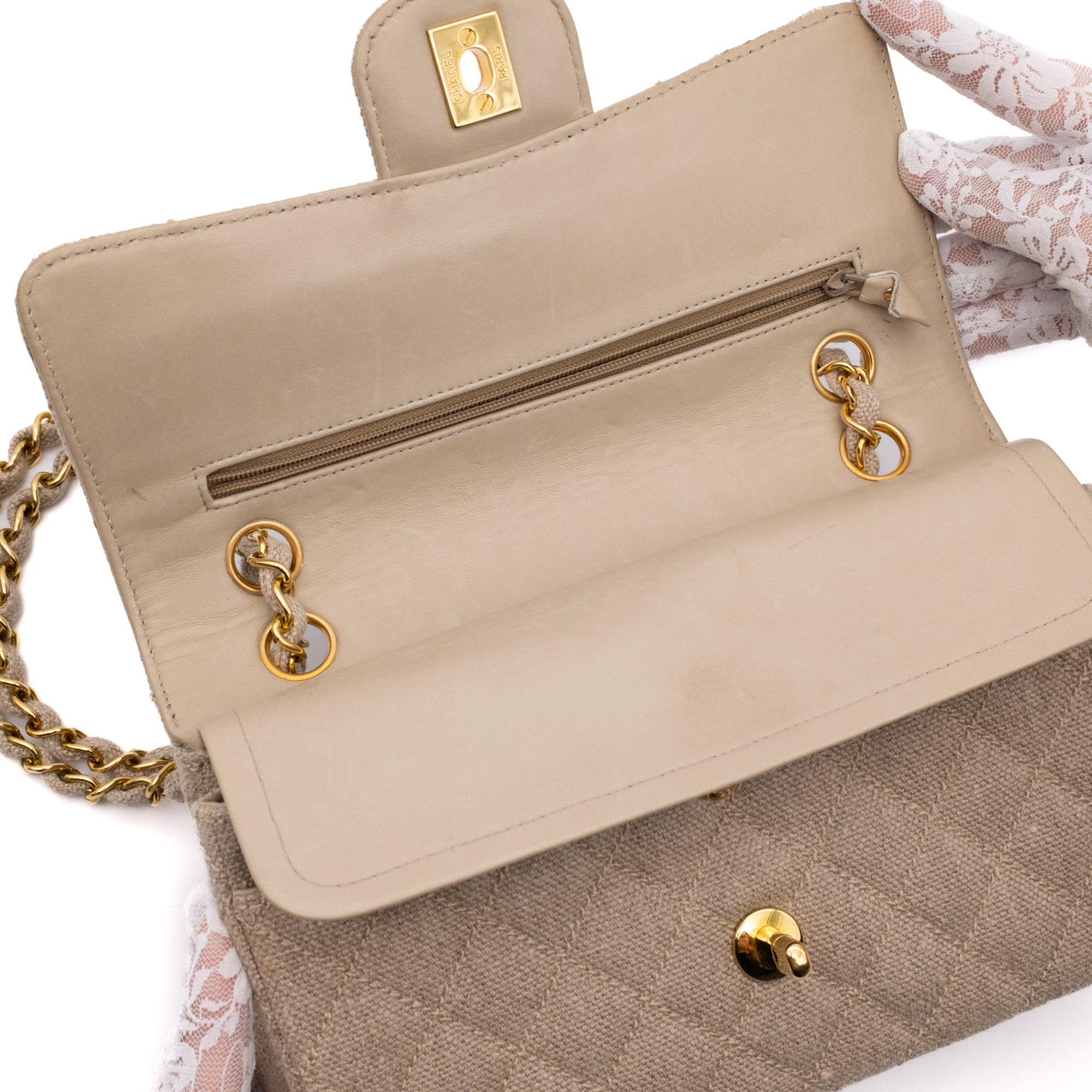 Vintage Chanel Classic Timeless Double Flap Bag in Small Größe aus beigem Leinen Canvas Material mit goldener Hardware