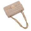 Vintage Chanel Classic Timeless Double Flap Bag in Small Größe aus beigem Leinen Canvas Material mit goldener Hardware Liegend