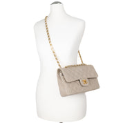 Vintage Chanel Classic Timeless Double Flap Bag in Small Größe aus beigem Leinen Canvas Material mit goldener Hardware Tragebild 