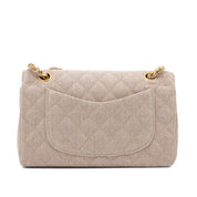 Vintage Chanel Classic Timeless Double Flap Bag in Small Größe aus beigem Leinen Canvas Material mit goldener Hardware Rückseite