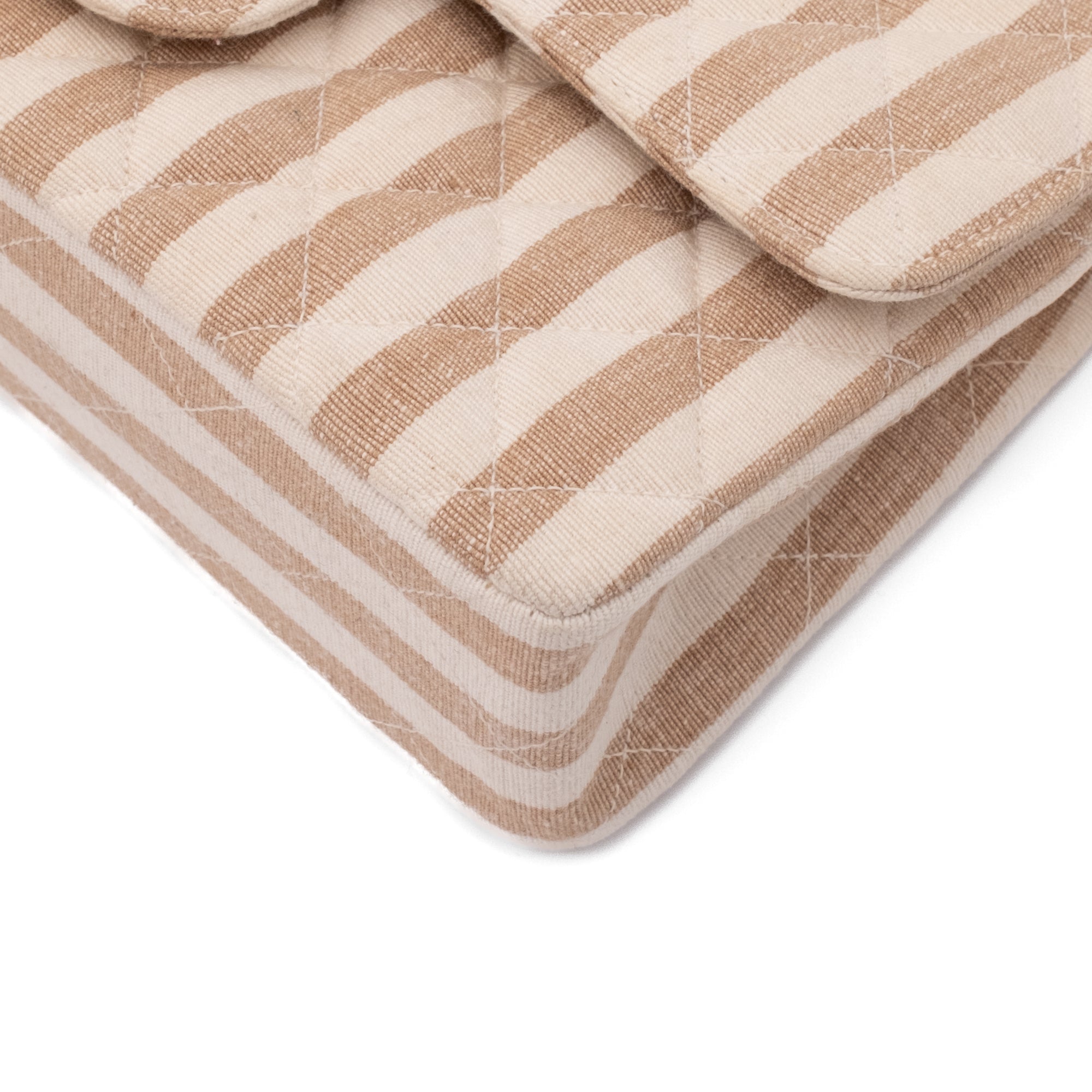 Gestreifte Vintage Chanel Timeless Double Flap Bag Handtasche in  Small Größe aus Baumwolle Canvas Leinen Material mit goldener Hardware Ecken vorne rechts 