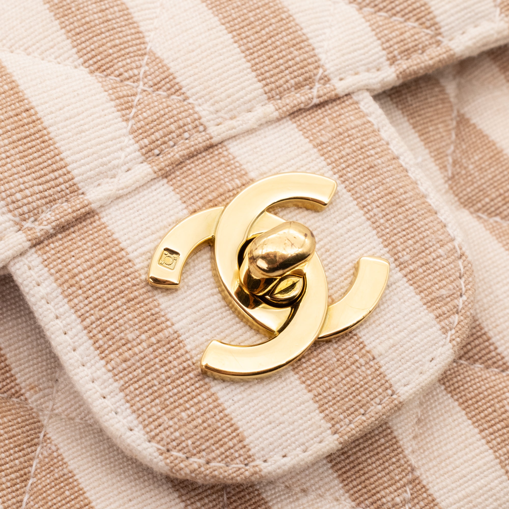 Gestreifte Vintage Chanel Timeless Double Flap Bag Handtasche in  Small Größe aus Baumwolle Canvas Leinen Material mit goldener Hardware CC Verschluss