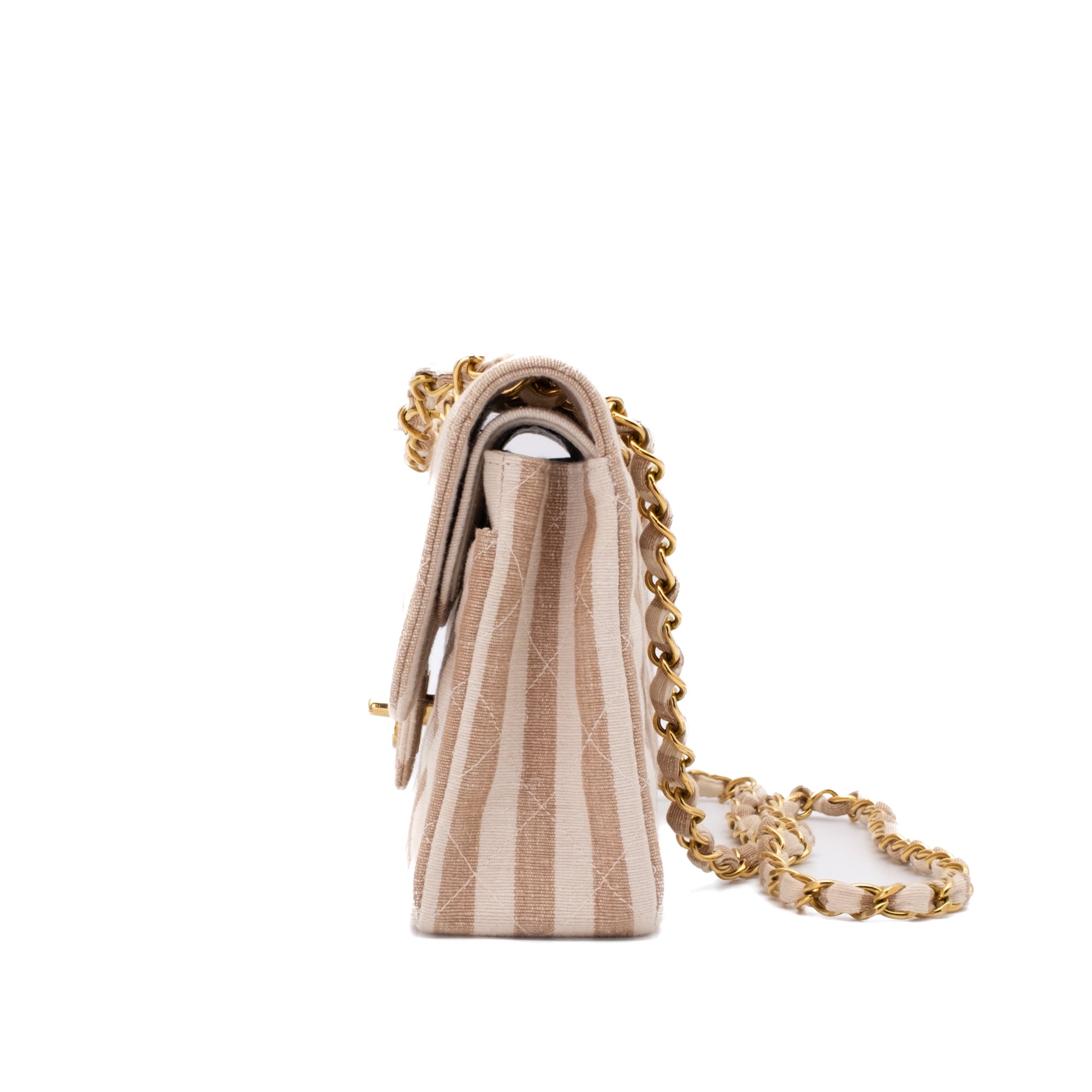 Gestreifte Vintage Chanel Timeless Double Flap Bag Handtasche in  Small Größe aus Baumwolle Canvas Leinen Material mit goldener Hardware Seitenansicht rechts