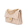 Gestreifte Vintage Chanel Timeless Double Flap Bag Handtasche in  Small Größe aus Baumwolle Canvas Leinen Material mit goldener Hardware Halbe Seitenansicht rechts