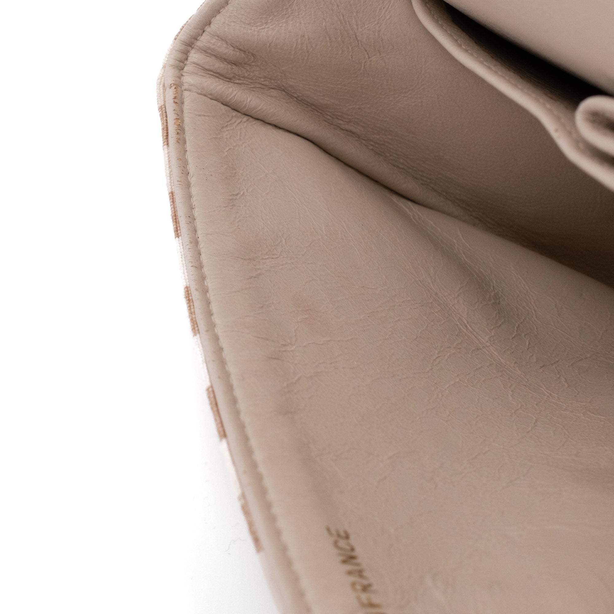 Gestreifte Vintage Chanel Timeless Double Flap Bag Handtasche in  Small Größe aus Baumwolle Canvas Leinen Material mit goldener Hardware Detail Innenraum 