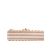 Gestreifte Vintage Chanel Timeless Double Flap Bag Handtasche in  Small Größe aus Baumwolle Canvas Leinen Material mit goldener Hardware Bodenansicht 