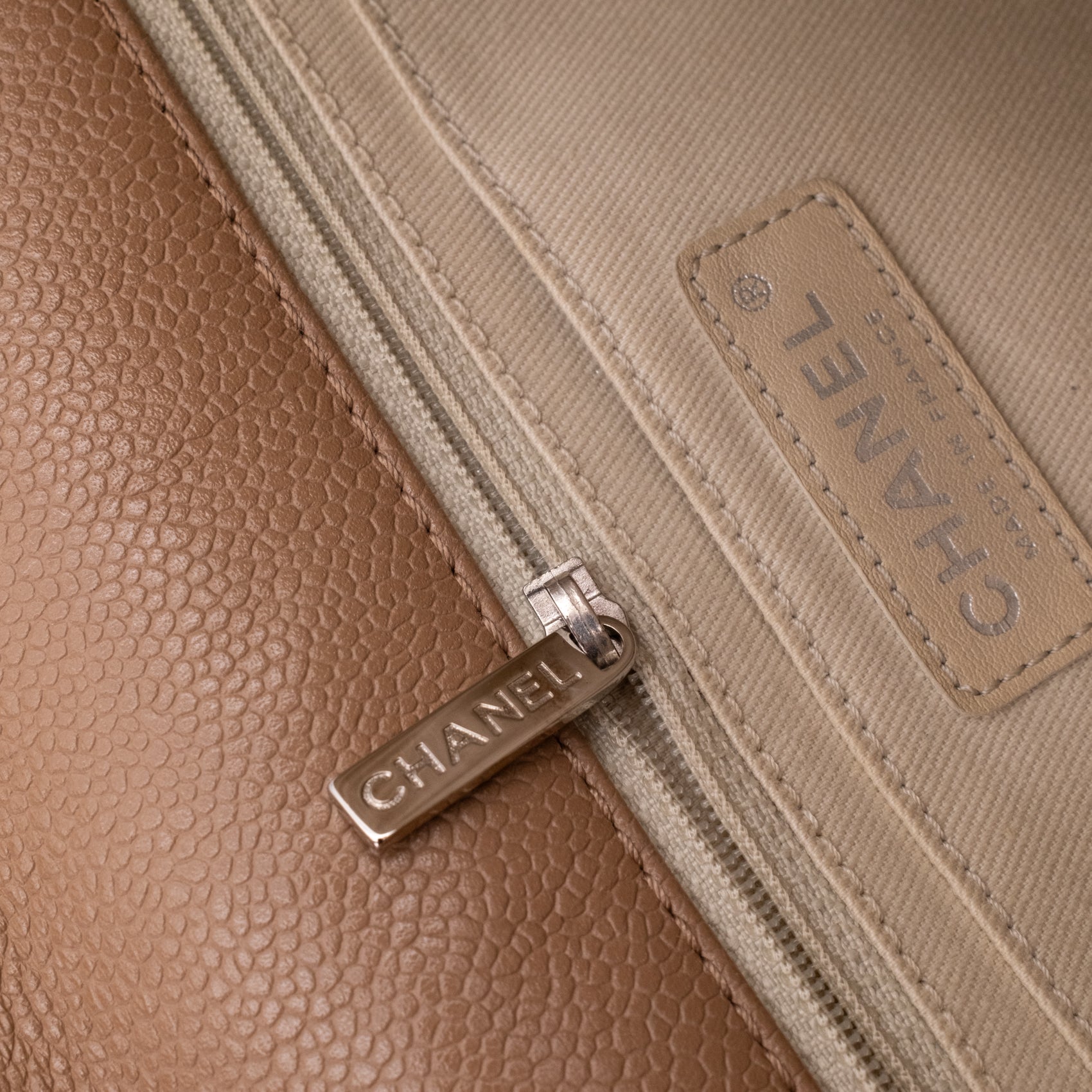 Chanel Classic Timeless Single Flap Jumbo Caviar Leder Beige Braun SHW
