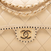 Beige Chanel Timeless Handtasche Single Flap Bag Medium Größe aus Lammleder Material mit goldener Hardware und schwarzer Trimm Zierborte Detail Verschluss 