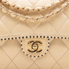 Beige Chanel Timeless Handtasche Single Flap Bag Medium Größe aus Lammleder Material mit goldener Hardware und schwarzer Trimm Zierborte Detail Verschluss 