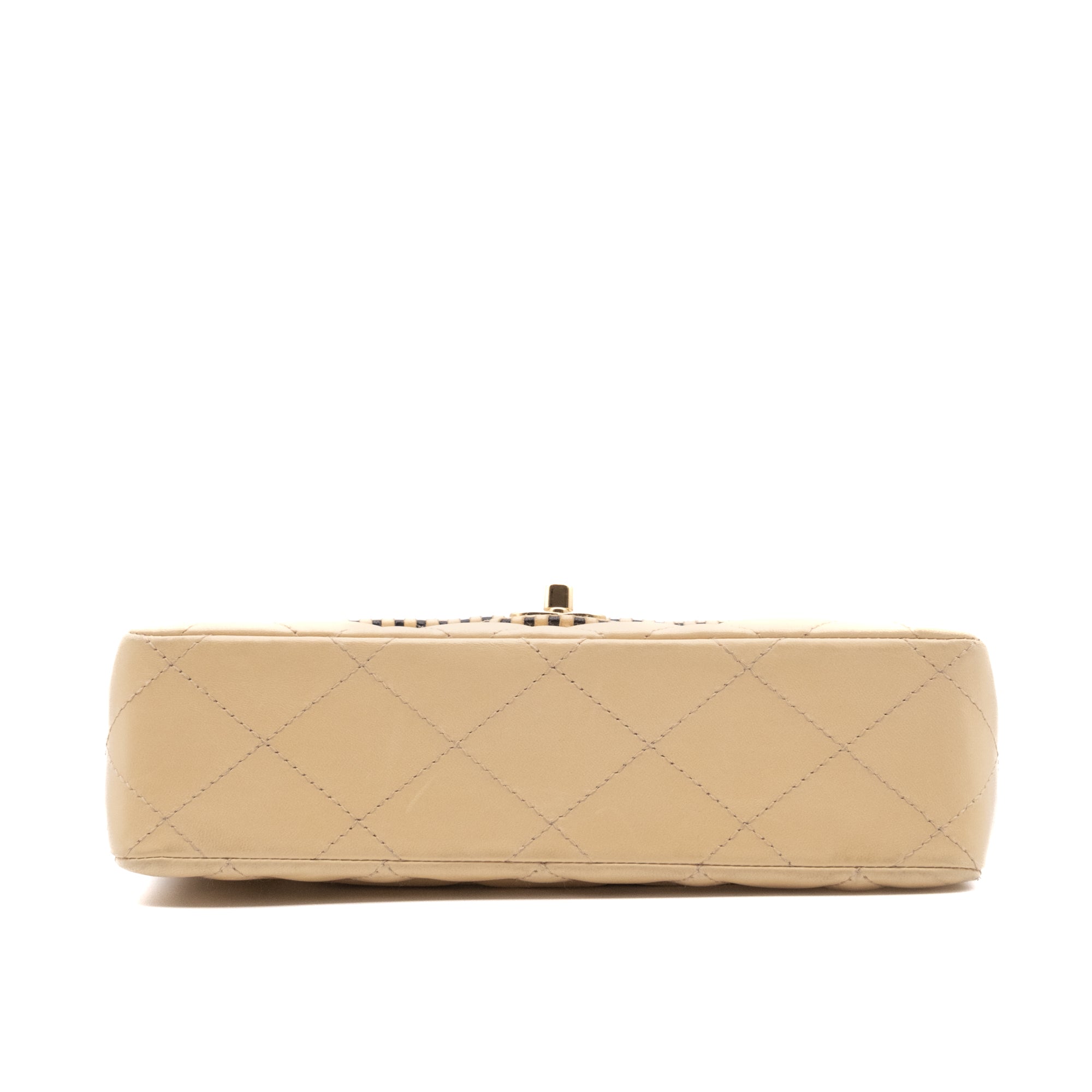 Beige Chanel Timeless Handtasche Single Flap Bag Medium Größe aus Lammleder Material mit goldener Hardware und schwarzer Trimm Zierborte Bodenansicht