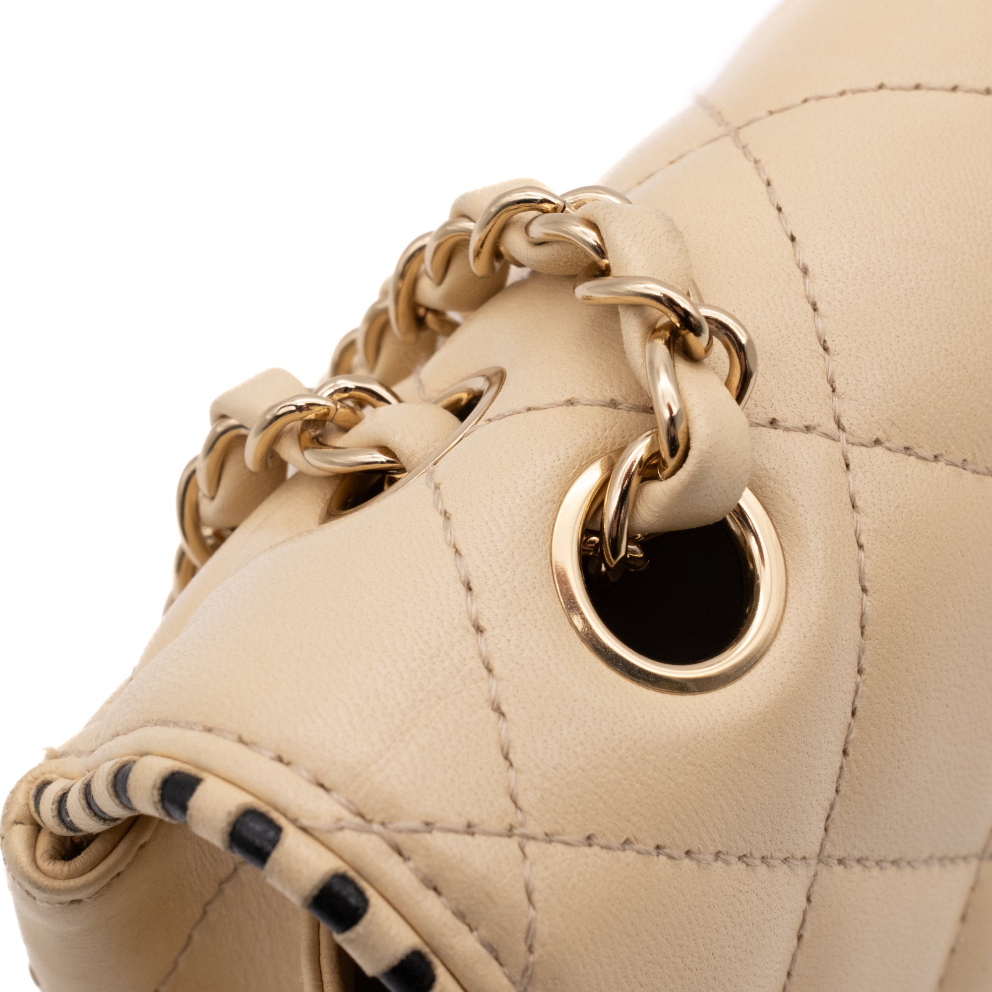 Beige Chanel Timeless Handtasche Single Flap Bag Medium Größe aus Lammleder Material mit goldener Hardware und schwarzer Trimm Zierborte Detail Ösen