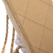 Beige Chanel Timeless Handtasche Single Flap Bag Medium Größe aus Lammleder Material mit goldener Hardware und schwarzer Trimm Zierborte Detail Boden