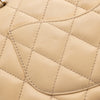 Beige Chanel Timeless Handtasche Single Flap Bag Medium Größe aus Lammleder Material mit goldener Hardware und schwarzer Trimm Zierborte Detail Rückseite