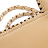 Beige Chanel Timeless Handtasche Single Flap Bag Medium Größe aus Lammleder Material mit goldener Hardware und schwarzer Trimm Zierborte Detail Trimmborte