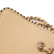 Beige Chanel Timeless Handtasche Single Flap Bag Medium Größe aus Lammleder Material mit goldener Hardware und schwarzer Trimm Zierborte Detail Innere Klappe