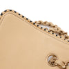 Beige Chanel Timeless Handtasche Single Flap Bag Medium Größe aus Lammleder Material mit goldener Hardware und schwarzer Trimm Zierborte Detail Innere Klappe