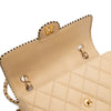 Beige Chanel Timeless Handtasche Single Flap Bag Medium Größe aus Lammleder Material mit goldener Hardware und schwarzer Trimm Zierborte Innere Klappe