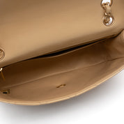 Beige Chanel Timeless Handtasche Single Flap Bag Medium Größe aus Lammleder Material mit goldener Hardware und schwarzer Trimm Zierborte Innenraum